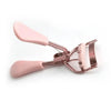 Un recourbe-cils rose professionnel avec une brosse, montré sur fond blanc.