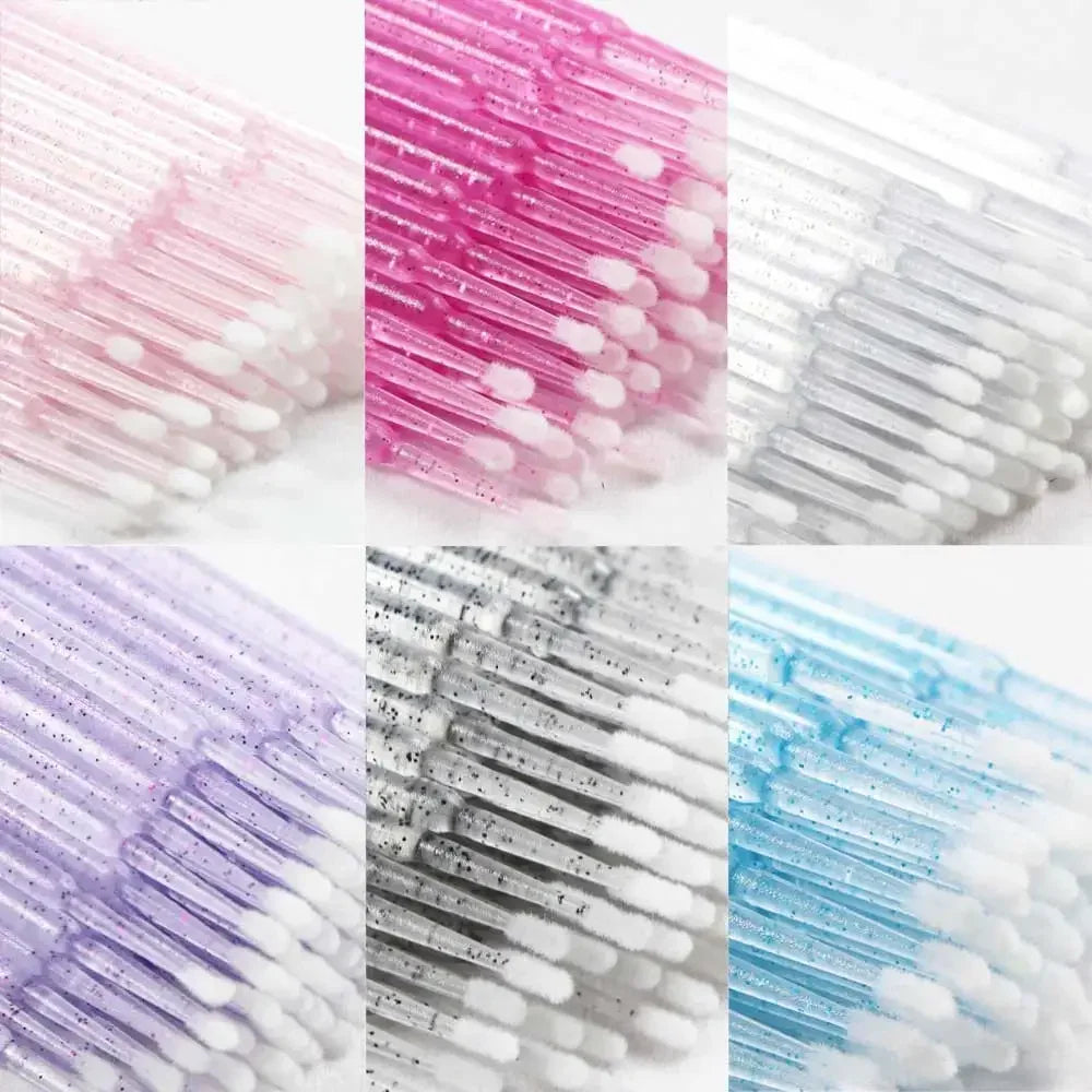 Gros plan d'cotons-tiges de coton de précision dans différentes nuances de rose, violet et bleu.