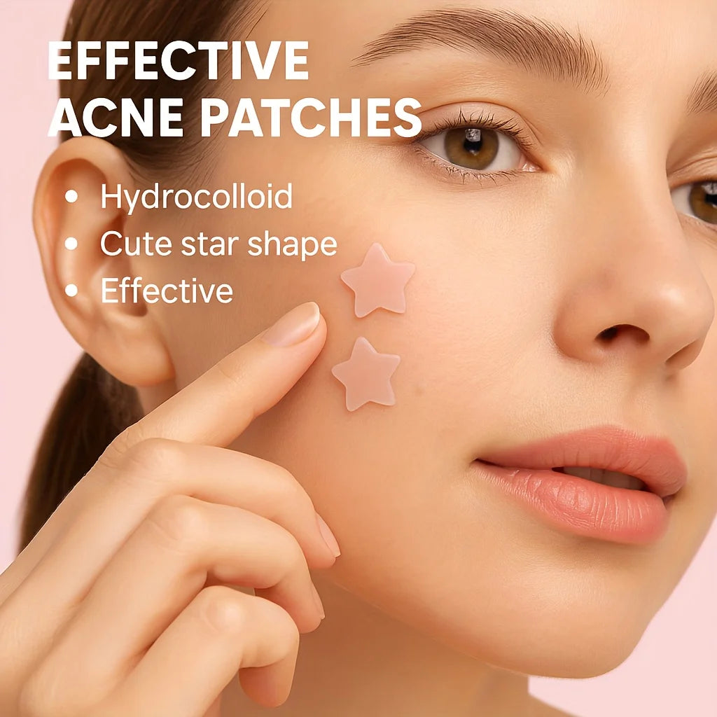 Une femme applique un patch hydrocolloïde rose sur sa joue.
