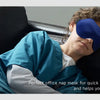 Une personne se repose avec un masque de sommeil bleu sur les yeux, suggérant une sieste au bureau pour des pauses rapides.