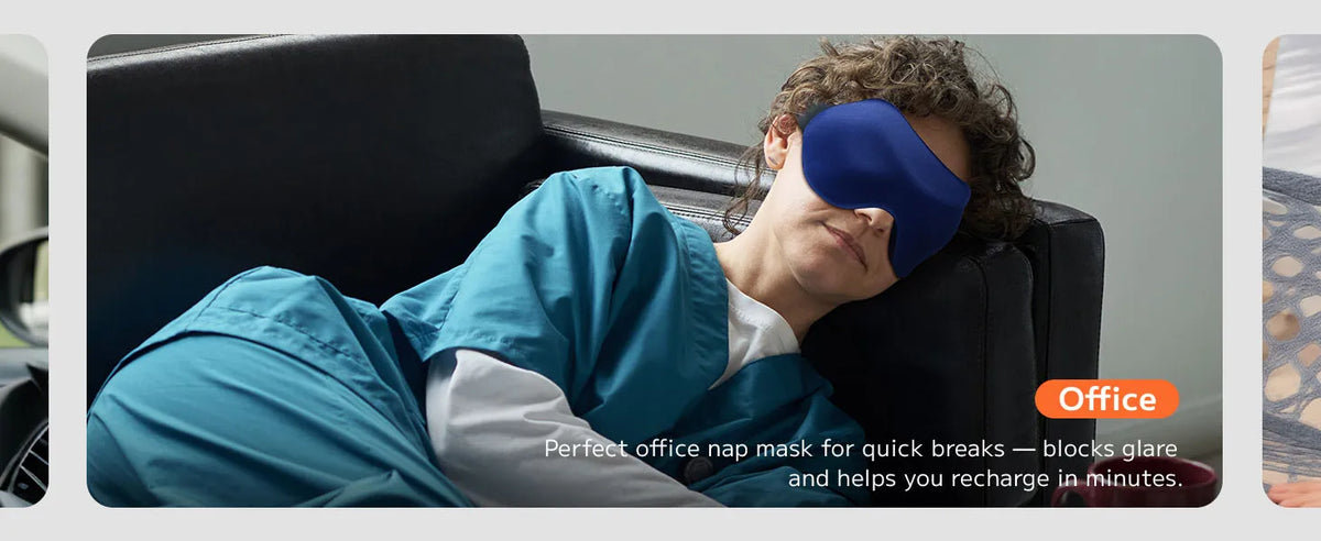 Une personne se repose avec un masque de sommeil bleu sur les yeux, suggérant une sieste au bureau pour des pauses rapides.