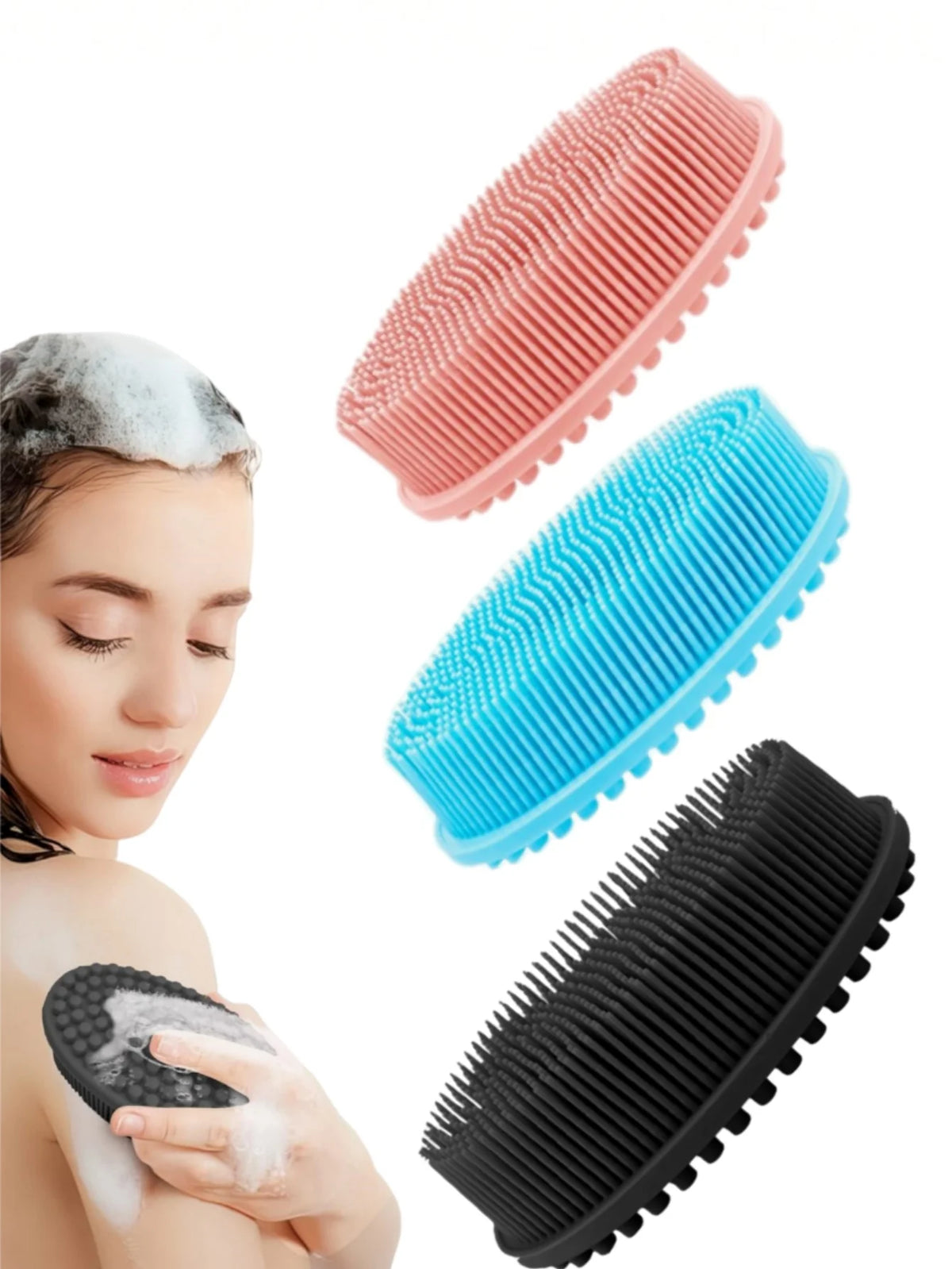 Une brosse exfoliante pour la douche en silicone à double face, rose et bleu, utilisée sur la peau.