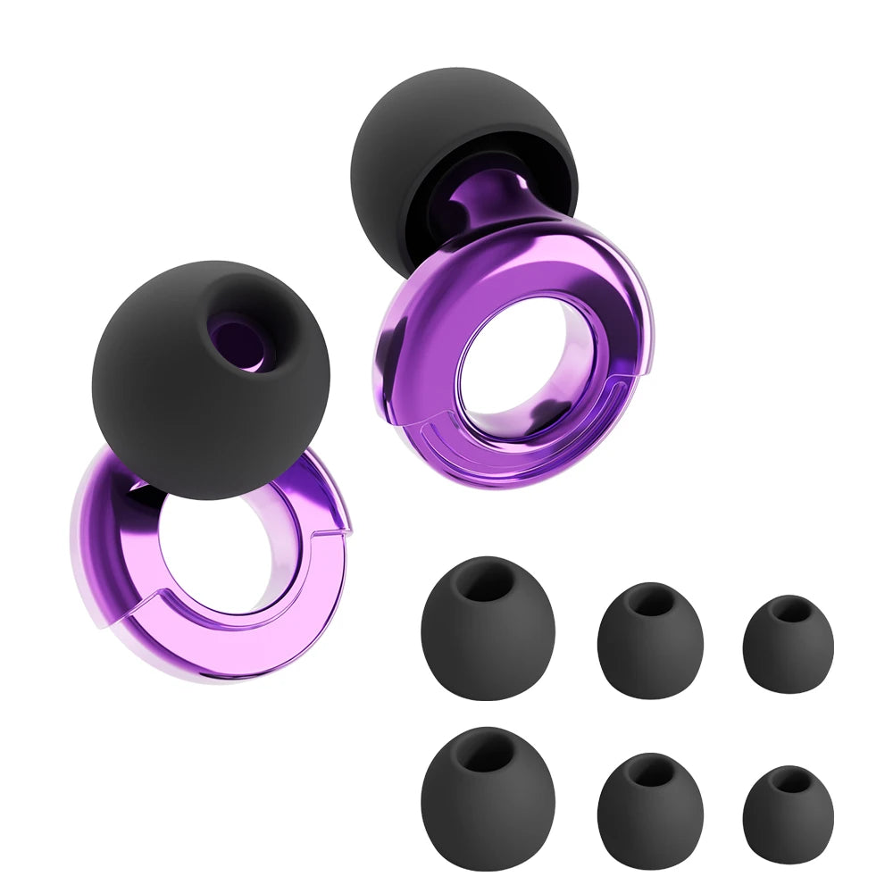 Un set de bouchons d'oreille en silicone violet et noir à réduction de bruit, montrés sous différents angles.