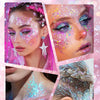 Gros plan de modèles montrant la couleur et le lustre des sequins laser sur la peau et les cheveux sous différents angles.
