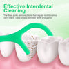 Un cure-dents vert nettoie entre les dents et les gencives sur une zone de gencive rose.
