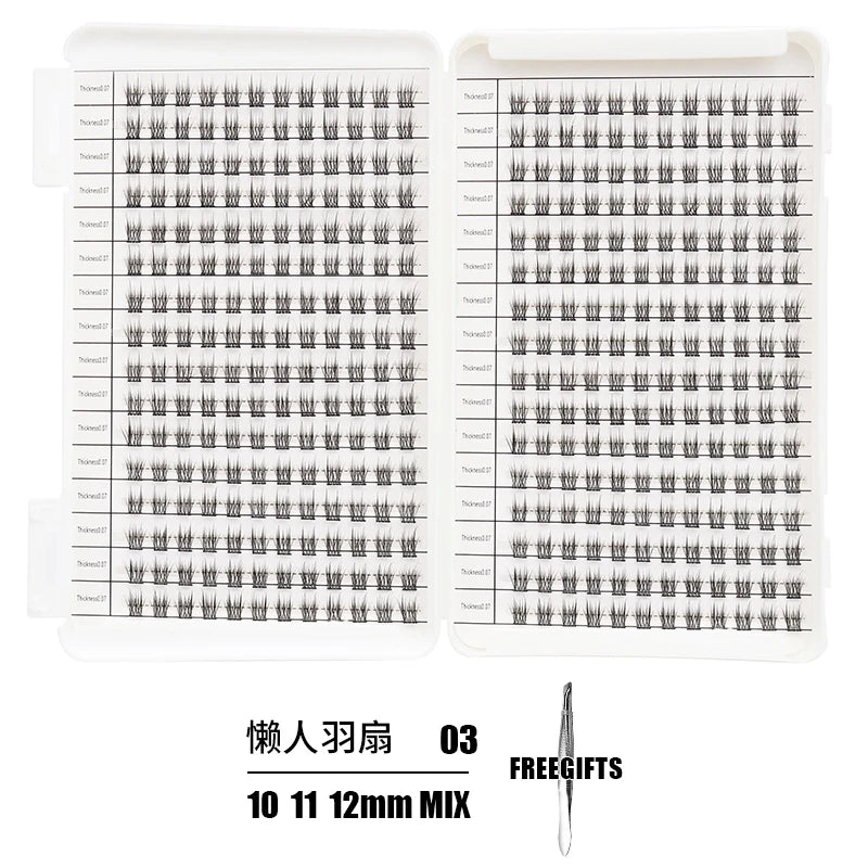 Kit en plastique blanc contenant des extensions de cils individuels de différentes longueurs et styles.
