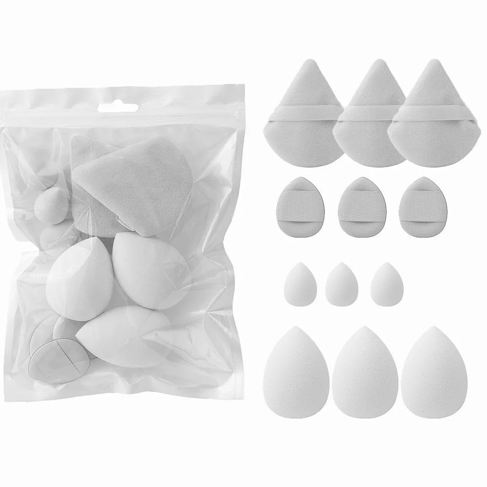 Un set de 12 esponjas de maquillaje blancas multiusos, con diversas formas y tamaños.