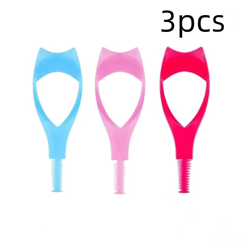 Trois applicateurs de masque en plastique bleus, roses et roses sont présentés côte à côte.