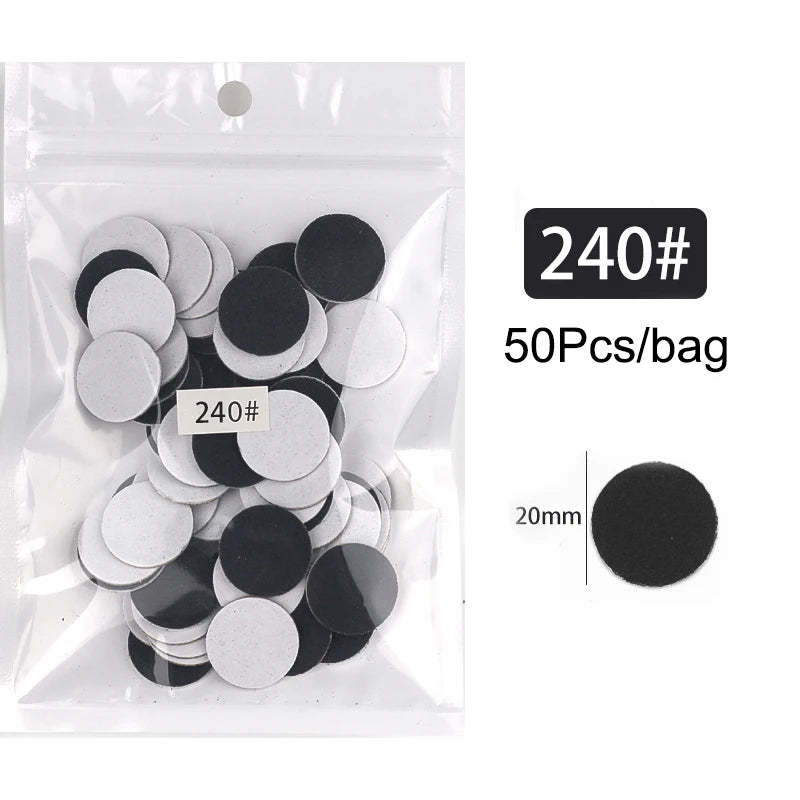 Sac en plastique transparent contenant 50 disques de ponçage noirs et argentés remplaçables pour les soins des pieds.