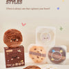 Collection de puffs en poudre douce et texturée de diverses couleurs sur une surface blanche.