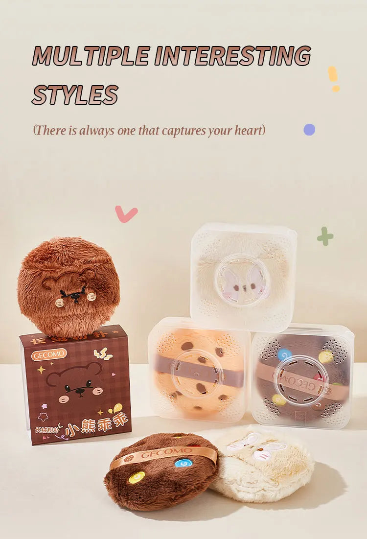 Collection de puffs en poudre douce et texturée de diverses couleurs sur une surface blanche.