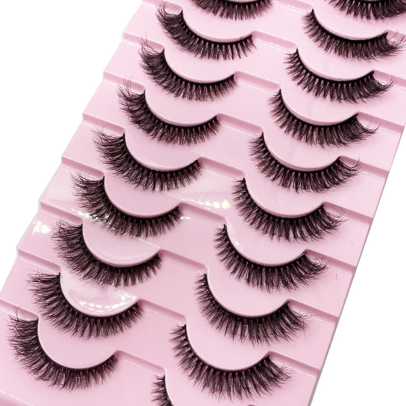 Un plateau rose contenant plusieurs paires de faux cils de renard noirs.