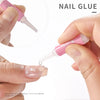 Une main applique de la colle à ongles sur une ongle avec un petit applicateur pour ongles press-on ou acryliques.