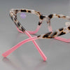 Gafas de lectura cuadradas con marco de estampado de leopardo, brazos de plástico rosa y lentes transparentes.