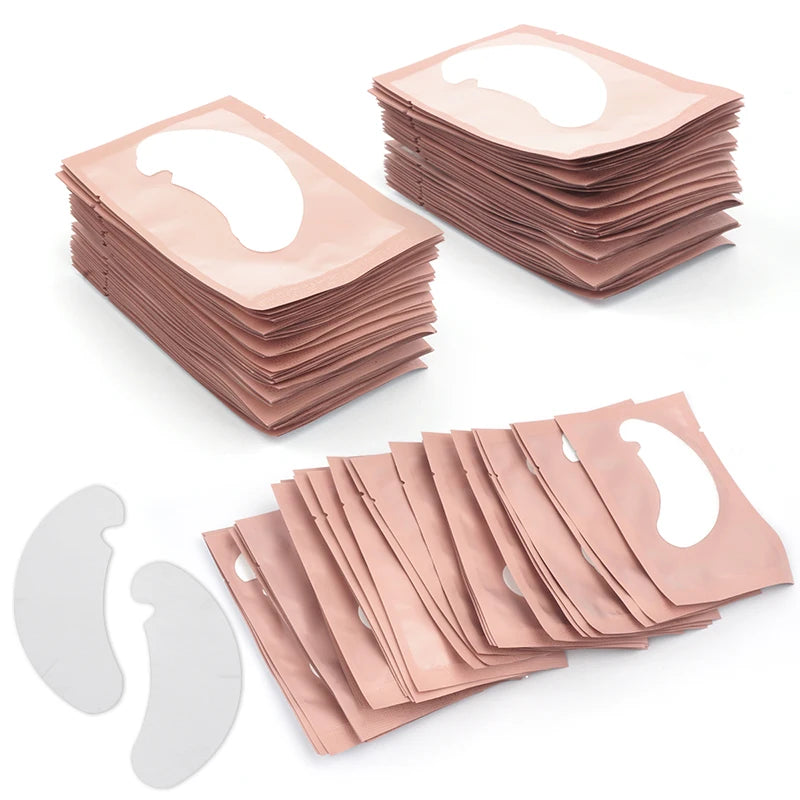 Pile de patchs hydrogélifiés roses pour extensions de cils, avec des pads individuels en dessous.
