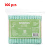 Un paquet de 100 cotons-tiges verts dans un sac en plastique transparent.