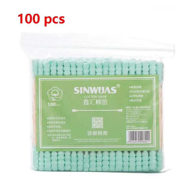 Un paquet de 100 cotons-tiges verts dans un sac en plastique transparent.