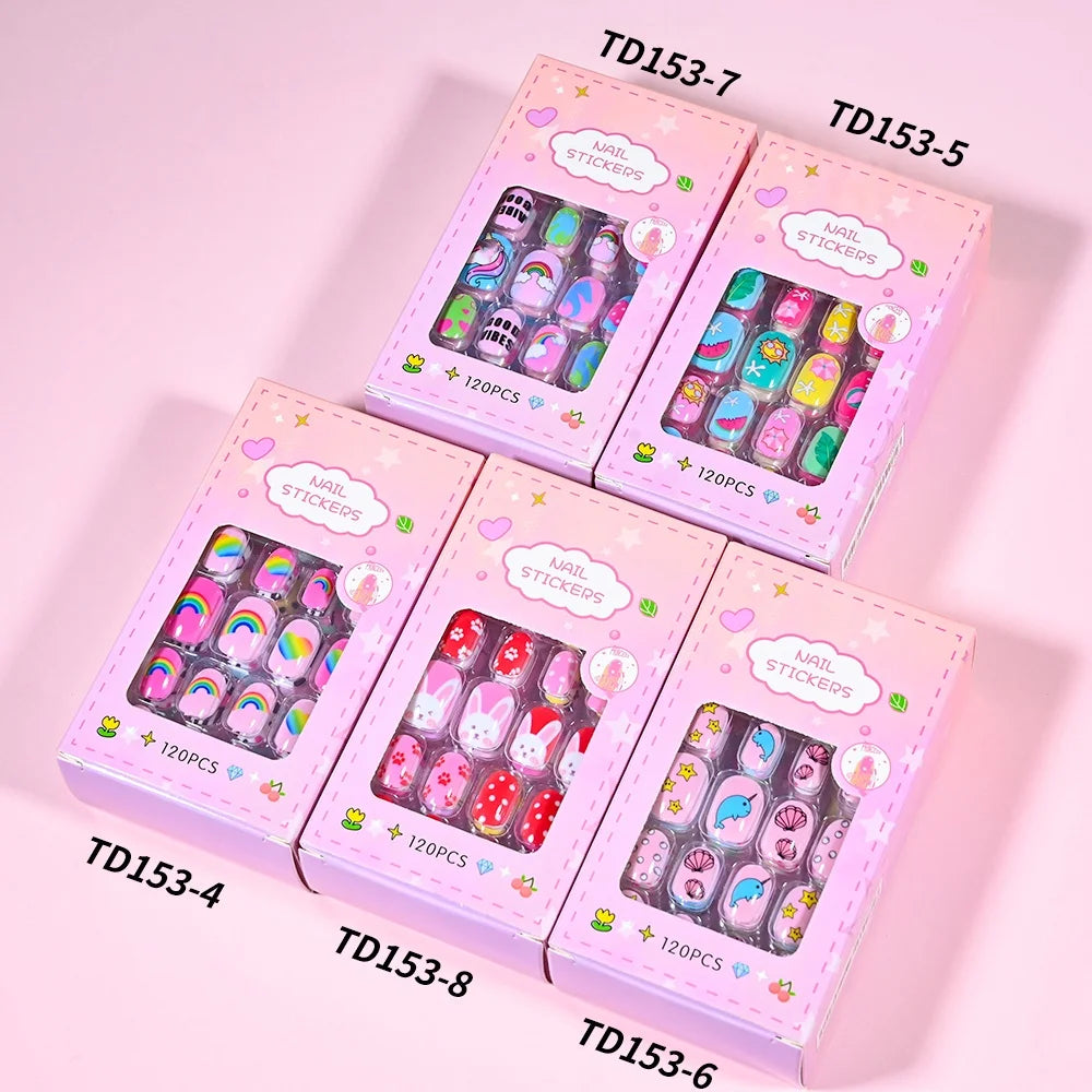 Una colección de cinco cajas de uñas postizas prensables de 120 piezas en varios colores y diseños.