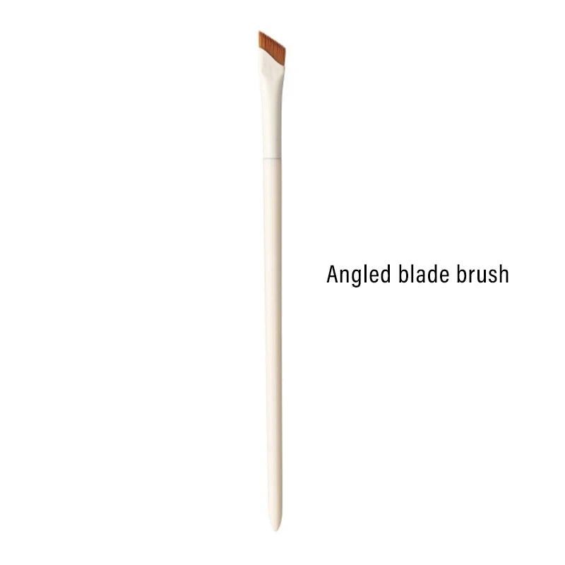 A single angled blade brush for eyeliner and eyebrow makeup.