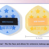 Un set de trois éponges de maquillage hexagonales noires, jaunes et orange clair pour l'application du maquillage.