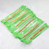 Emballage en plastique vert contenant plusieurs cure-dents miswak naturels pour la santé buccale