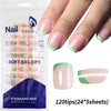 Une main montre des pointes de gel souples et des ongles finis, montrant l'emballage et l'application du produit.