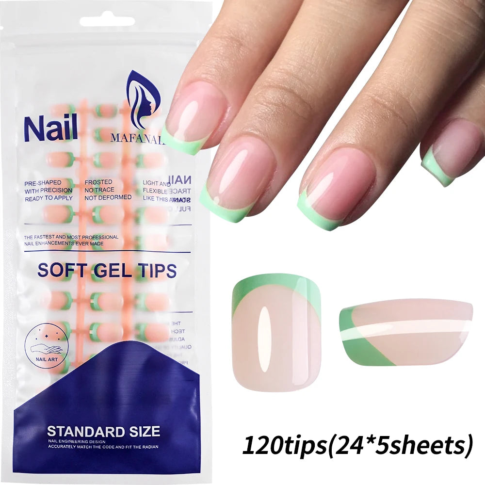 Une main montre des pointes de gel souples et des ongles finis, montrant l'emballage et l'application du produit.