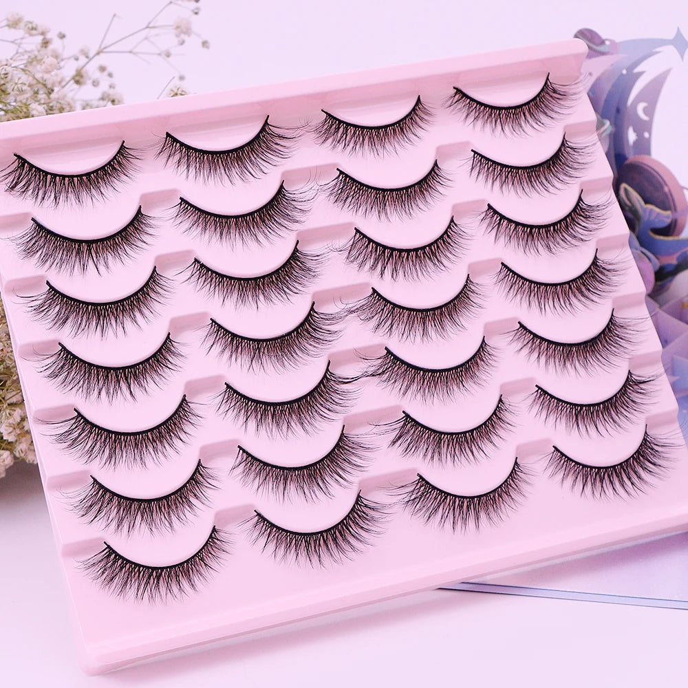 Rosa Plastik-Lash-Tray mit mehreren Reihen falscher Mink-Wimpern auf weißem Untergrund.