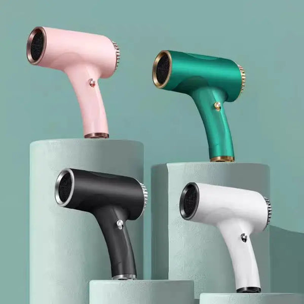 Trois sèche-cheveux sans fil professionnels roses, bleu sarcelle et blancs sont présentés sur des socles vert clair.