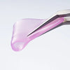 Nahaufnahme einer silikonischen Wimpern-Perm-Pads mit lila Farbe, gehalten von Metallpinzetten.