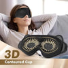 Eine Frau trägt eine schwarze konturierte Augenmaske und entspannt auf einer Couch, demonstriert die 3D-konturierte Becherfor