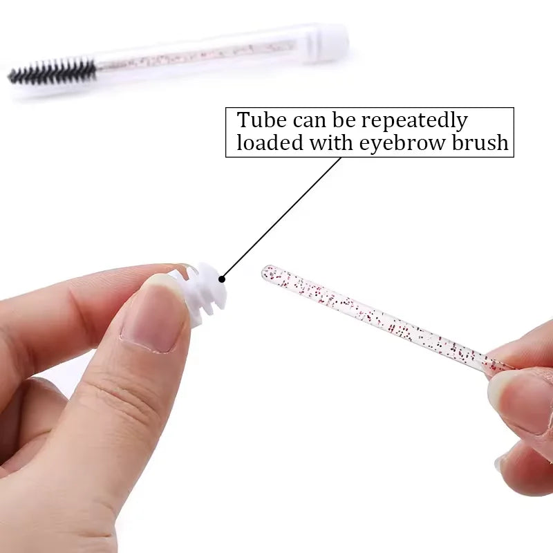 Une main charge un pinceau de mascara à cils réutilisable dans un tube pour un usage répété.