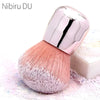 Pinceau à ongles professionnel couleur argent avec poils roses sur une surface blanche.