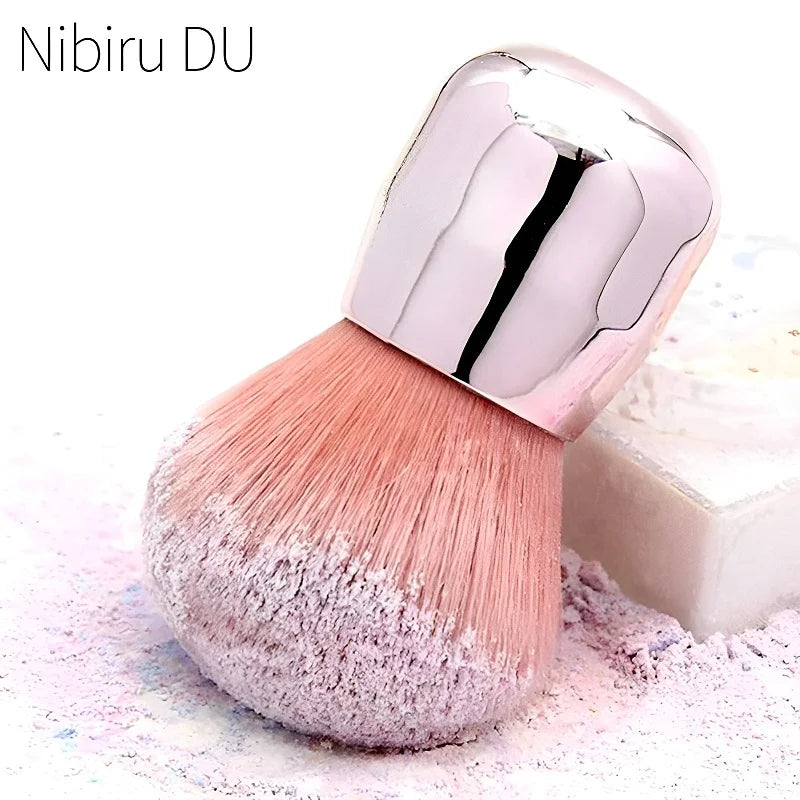 Pinceau à ongles professionnel couleur argent avec poils roses sur une surface blanche.