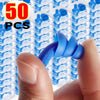 Una mano sostiene un tapón de silicone azul, con varios tapones empaquetados visibles al fondo.