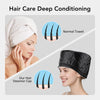 Una mujer usa una gorra de vaporizador eléctrico negro para acondicionar profundamente su cabello.
