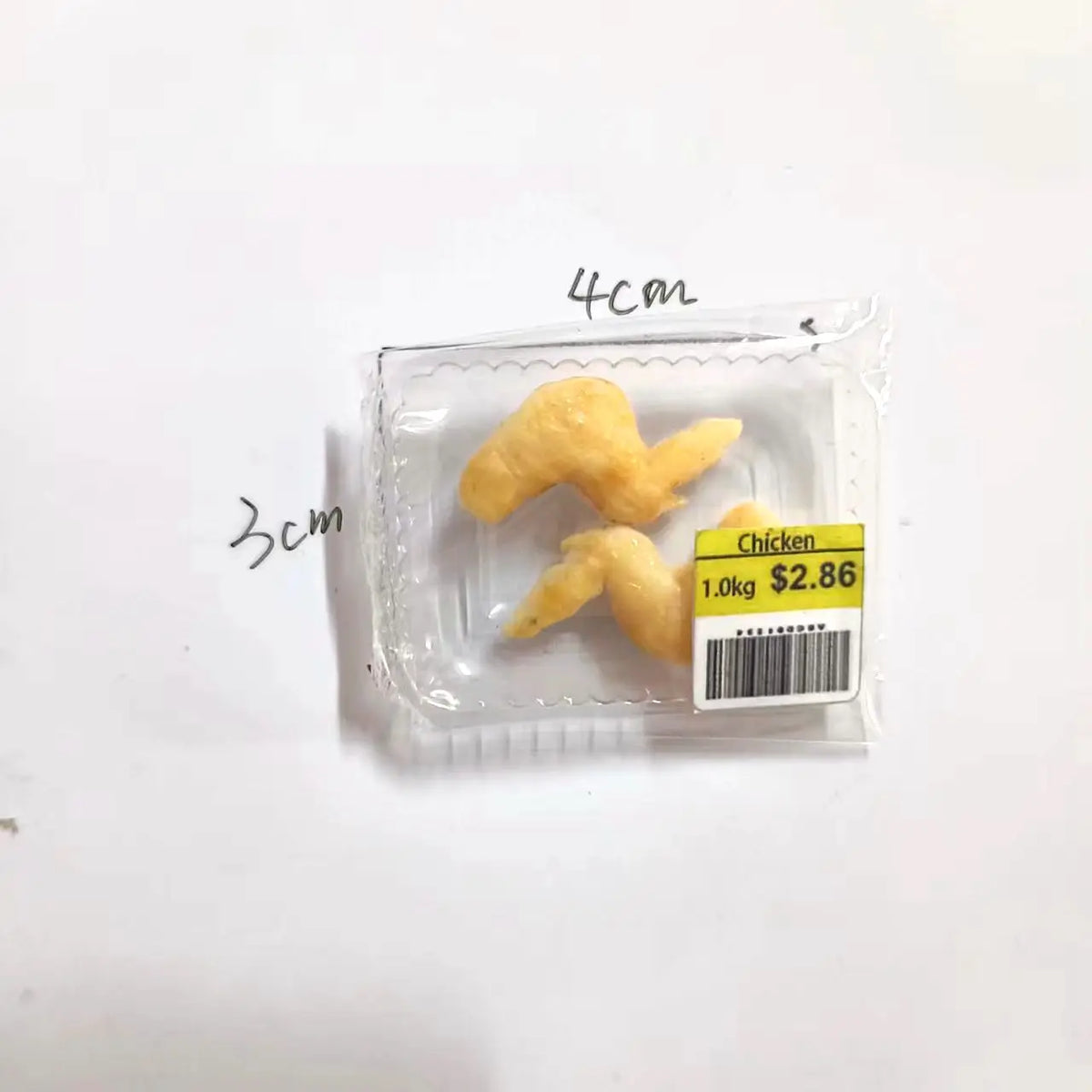 Un emballage en plastique transparent contenant de petites pièces alimentaires en forme de poulet jaune.