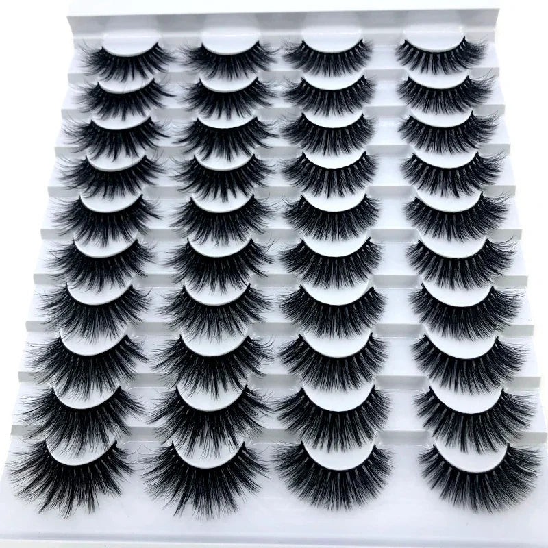 Une mèche de faux cils de renard noirs en 3D, présentée dans un plateau en plastique.