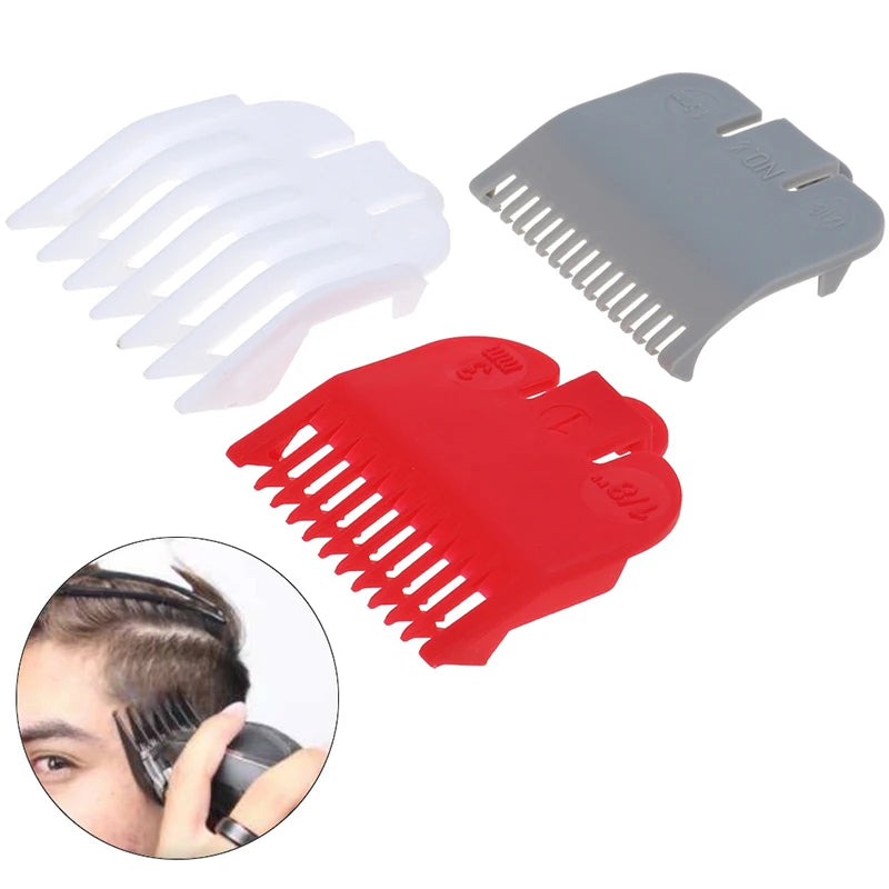 Ein Set aus drei ultrdünnen Haarschneidergführten in Weiß, Grau und Rot, wobei eine Hand eines davon hält.