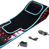 Schwarze Lichttherapie-Gürtel mit blauem Zier und roten LED-Lichtern, gezeigt mit Stromkabel und Adapter.