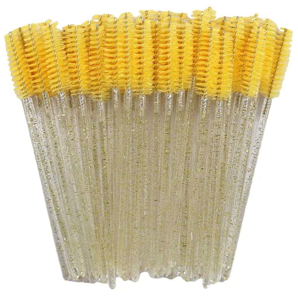 Un set de brosses à cils jetables avec des poils jaunes et des manches en plastique transparent.