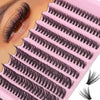 Gros plan d'un plateau en plastique rose rempli de clusters de cils fins DIY pour application.