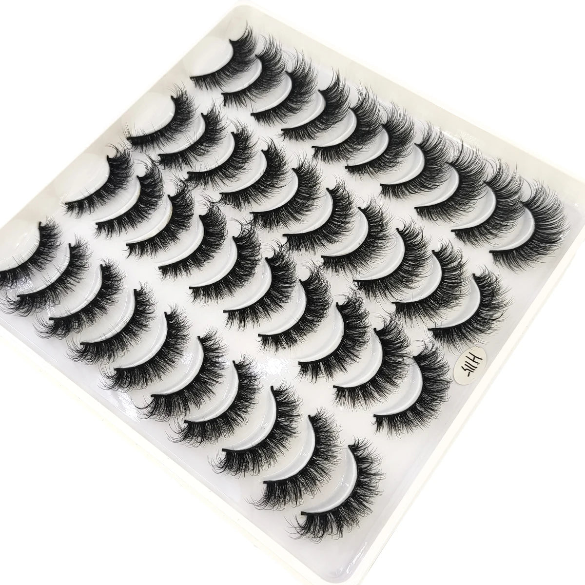 Plateau en plastique transparent de faux cils de renard naturels pour maquillage.