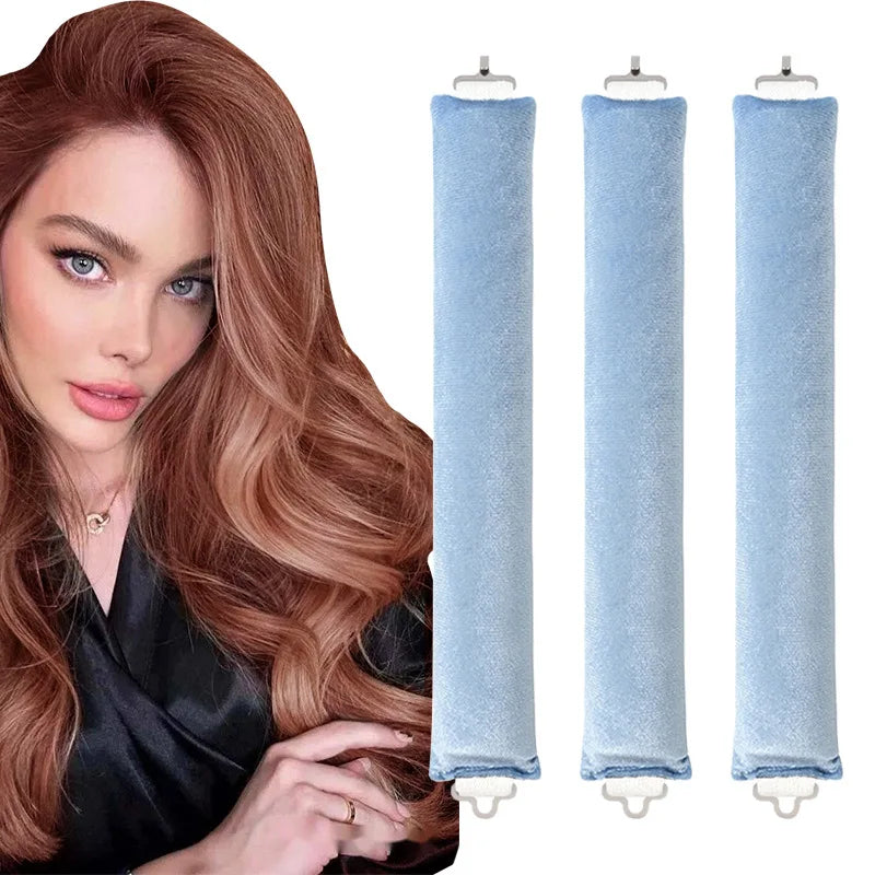 Une femme aux longs cheveux châtain roux est à côté de quatre rouleaux de cheveux sans chaleur bleu clair.