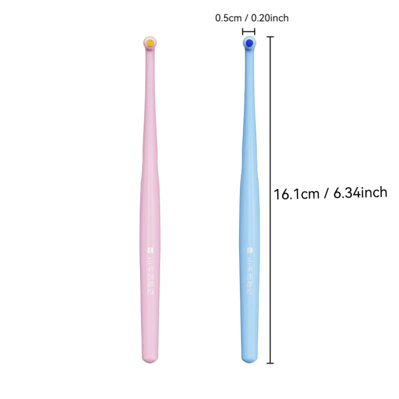 Brosse interdentaire rose avec pointe jaune et version bleu clair, montrée à côté d'une échelle de mesure.