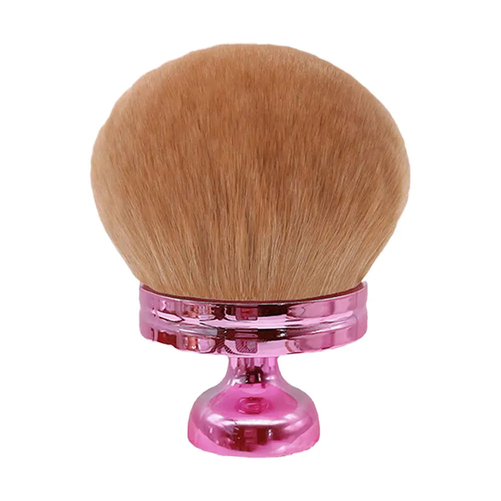 Une grande brosse de maquillage ronde, brun doré, avec un manche en verre rose.