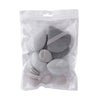Bolsa de plástico transparente con un set de 12 esponjas de maquillaje multiuso en varios tonos de gris y rosa.
