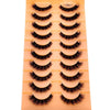 Un plateau présentant divers styles de faux cils de renard fabriqués à la main dans des tons noirs et bruns.