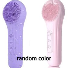 Une brosse nettoyante faciale électrique violette et une version rose sont présentées côte à côte.
