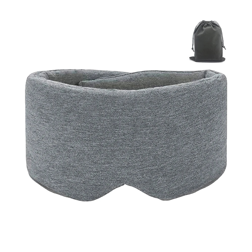 Un masque de sommeil en coton gris confortable à côté d'une pochette en tissu noir.